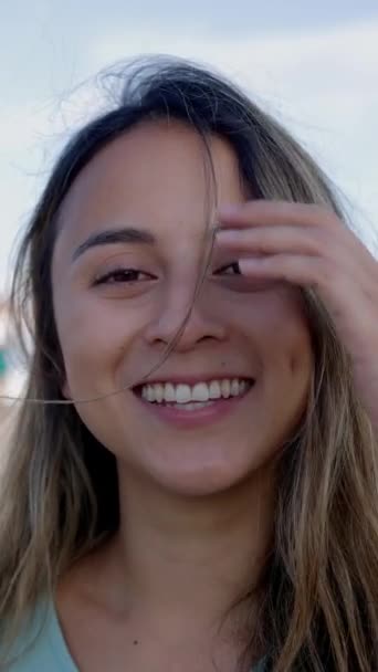 Vertikalt Porträtt Glad Ung Latinamerikansk Vacker Kvinna Tittar Kameran Utomhus — Stockvideo