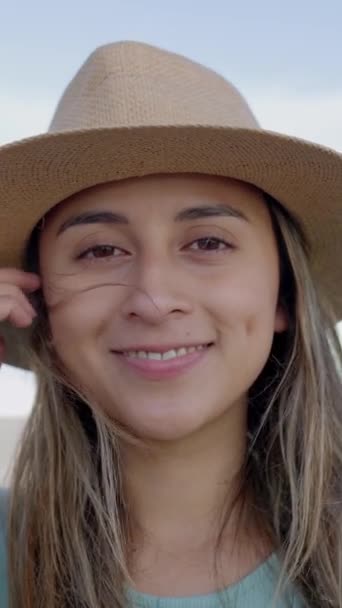 Vertikal Video Med Ung Leende Latinamerikansk Kvinna Sommarmössa Tittar Kameran — Stockvideo