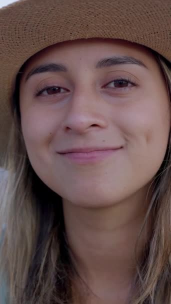 Zbliżenie Pionowy Portret Młodej Latynoski Uśmiech Kobiety Kamery Siedzącej Zewnątrz — Wideo stockowe
