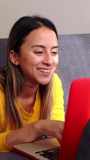 Щаслива Молода Латиноамериканка Використовуючи Ноутбук Лежить Дивані Дивиться Вебінар Вивчає — стокове відео