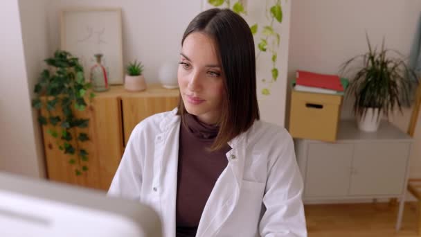 Ofis Masasında Dizüstü Bilgisayarla Çalışan Beyaz Önlüklü Kadın Doktor Klinikteki — Stok video