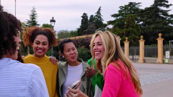 Joyeux Jeune Groupe Femmes Riant Ensemble Extérieur Concept Amitié Féminine — Video
