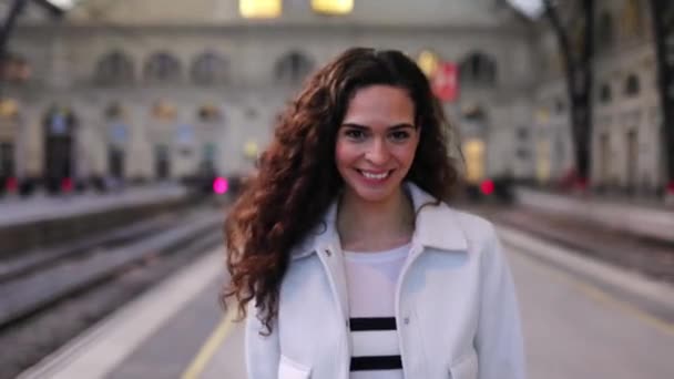 Selbstbewusste Junge Erwachsene Frau Geht Bahnsteig Auf Kamera — Stockvideo