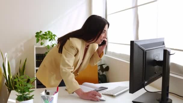 Μια Ενήλικη Επαγγελματίας Επιχειρηματίας Που Δουλεύει Στο Γραφείο 50S Γυναίκα — Αρχείο Βίντεο