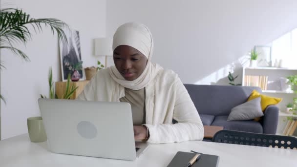 Ευτυχισμένη Νεαρή Αφρικανή Φοιτήτρια Λευκή Μουσελίνα Που Δουλεύει Στο Λάπτοπ — Αρχείο Βίντεο