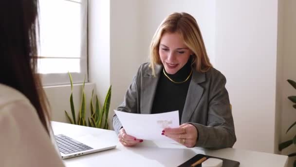 Genç Bir Kadın Ofiste Görüşmesi Yaparken Nin Üst Düzey Yöneticisine — Stok video