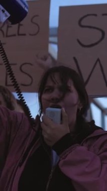 Dünyada savaş ve şiddeti protesto eden çeşitli aktivist grupları posterler ve pankartlar taşıyorlar..