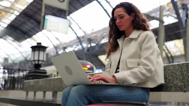 Tânără Femeie Afaceri Adultă Care Lucrează Laptop Timp Așteaptă Trenul — Videoclip de stoc