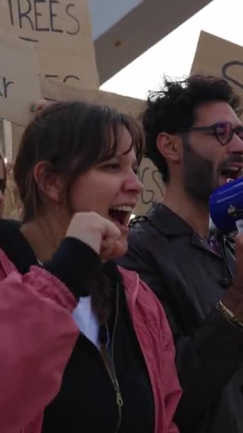 Pionowe Nagrania Różnych Grup Aktywistów Posiadających Plakaty Transparenty Antywojenne Protestujące — Wideo stockowe