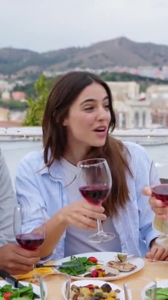 Młoda Piękna Kobieta Toasting Czerwone Wino Przyjaciółmi Kolacji Letniej Imprezy — Wideo stockowe