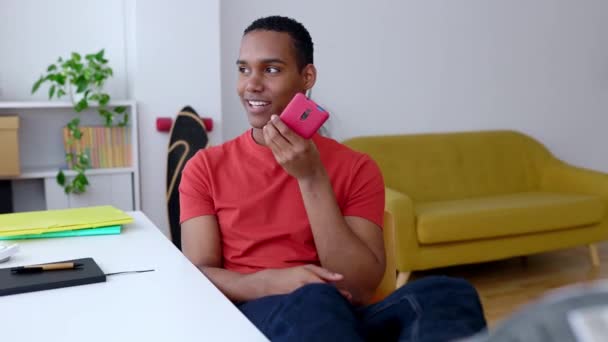 Mutlu Genç Çocuk Cep Telefonu Kullanıyor Uygulamayı Kullanarak Sesli Mesaj — Stok video