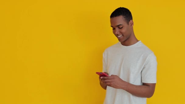 Boční Pohled Usmívající Mladý Gen Afričan Pomocí Mobilního Telefonu Stojící — Stock video