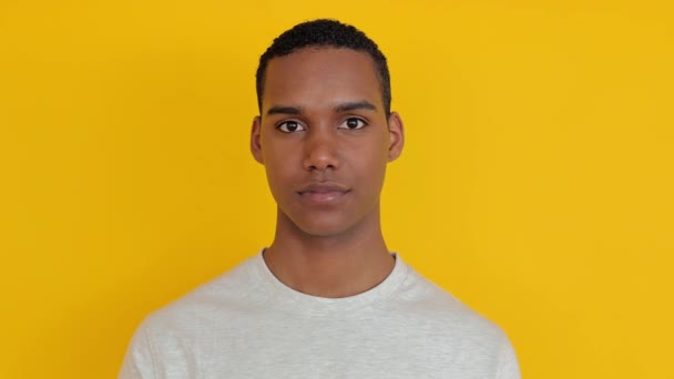 Afrikansk Amerikansk Mand Hvid Shirt Der Smiler Til Kameraet Gul – Stock-video