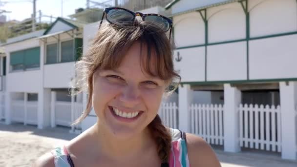 Portret Młodej Szczęśliwej Kobiety Rozmiarze Plaży Uśmiechniętej Kamery Koncepcja Wakacyjnego — Wideo stockowe