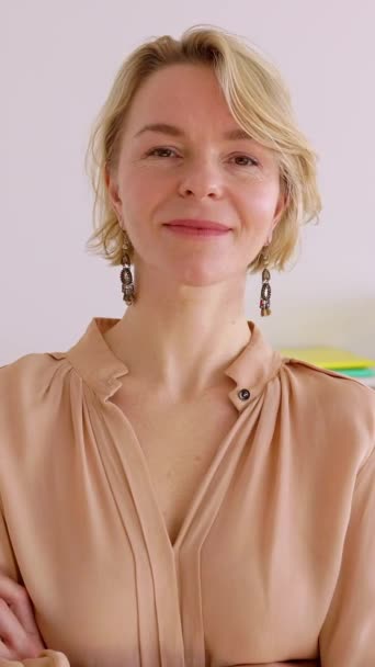 Magabiztos Portré Egy Középkorú Üzletasszonyról Aki Irodában Áll Sikeres Női — Stock videók