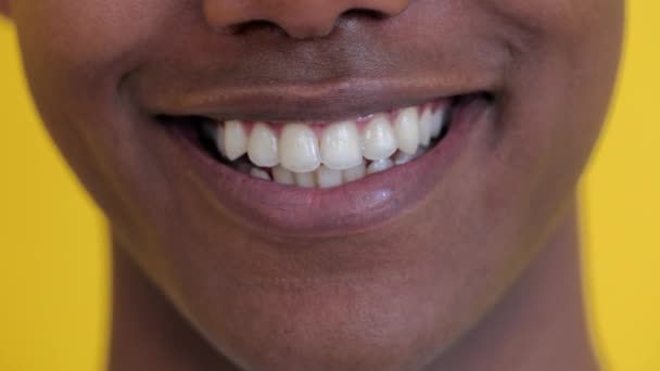 Vista Cerca Boca Del Joven Afroamericano Sonriendo Cámara Mostrando Una — Vídeos de Stock