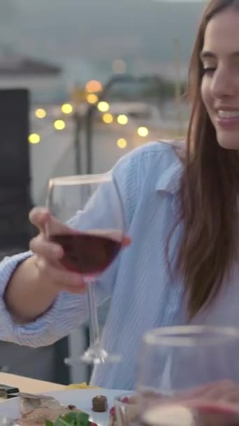 Vertikal Video Med Ung Vacker Kvinna Dricker Rött Vin Samla — Stockvideo
