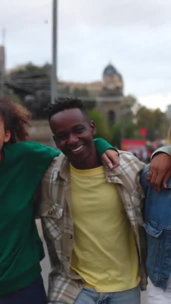 Genç Bir Grup Öğrenci Dışarıda Yürürken Birbirlerine Sarılıyorlar Birlik Topluluk — Stok video