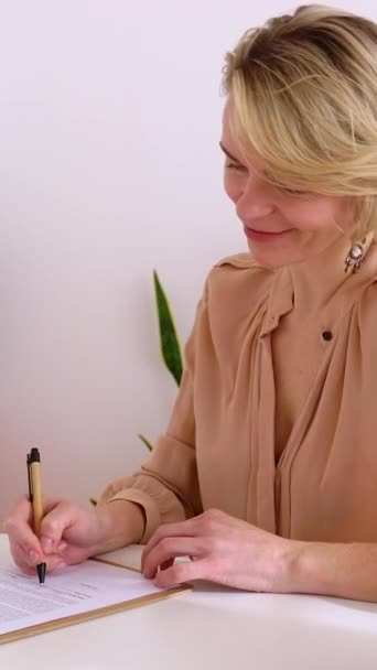 Счастливая Средняя Взрослая Женщина Подписывает Договор Офисе Концепция Бизнеса Вербовки — стоковое видео