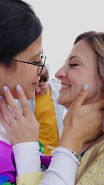 男同性恋 双性恋 变性者和两性人在Lgbtq游行节上接吻的垂直Hd视频 两个恋爱中的年轻女友 不同的男女同性恋群体庆祝男女同性恋 双性恋和变性者自豪日 — 图库视频影像