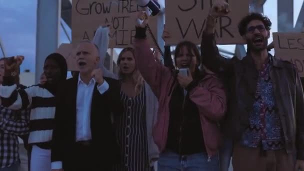 Diversos Jóvenes Protestando Contra Guerra Violencia Grupo Jóvenes Activistas Con — Vídeos de Stock