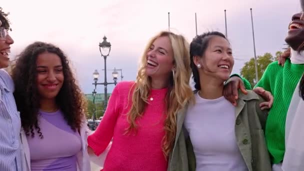 Şehirli Caddelerde Gülen Eğlenen Bir Grup Mutlu Kadın Çok Irklı — Stok video