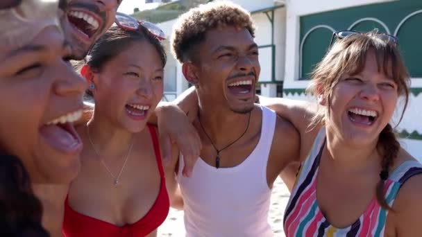 Grupo Jóvenes Que Divierten Abrazándose Playa Mientras Disfrutan Las Vacaciones — Vídeo de stock