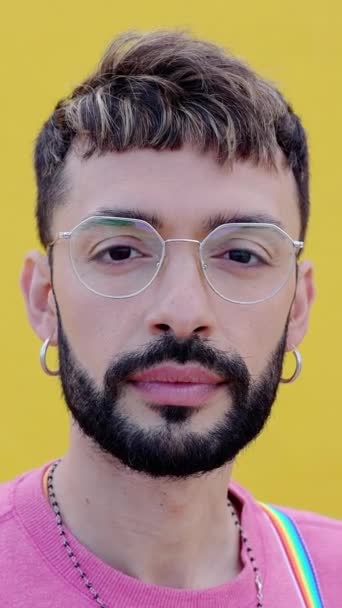 Sarı Arka Planda Kameraya Bakan Neşeli Sakallı Genç Bir Gay — Stok video