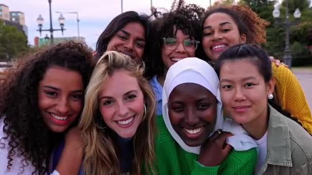 Verenigd Portret Van Jonge Multiraciale Meisjes Die Glimlachen Naar Camera — Stockvideo