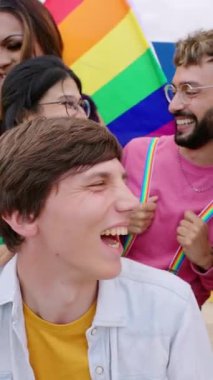 Dikey ekran HD video. Çeşitli LGBT grupları gay onur partisi gününü kutlarken eğleniyor. LGBTQIA topluluk kavramı 