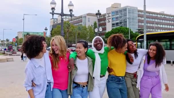 Kelompok Muda Yang Beragam Dari Wanita Bahagia Berjalan Bersama Jalan — Stok Video