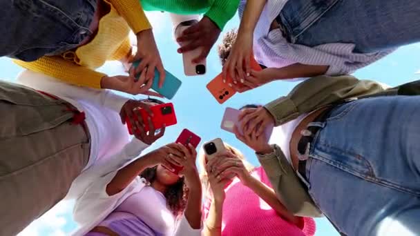一群年轻的女学生在外面用智能手机聚在一起 在城市街道上使用手机成瘾的千年女性朋友 低角度视图 — 图库视频影像