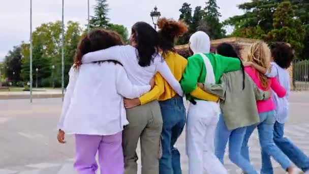 Achteraanzicht Van Jonge Groep Diverse Vrouwen Die Samen Buiten Wandelen — Stockvideo