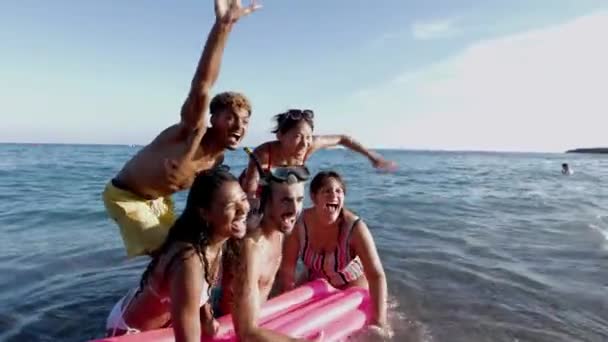 Lustige Gruppe Multiethnischer Freunde Mit Aufblasbaren Matten Wasser Die Den — Stockvideo