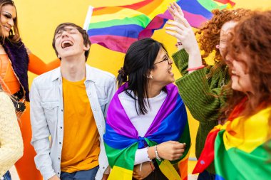 LGBT topluluğundan çeşitli gruplar gay onur festivalini kutluyor.