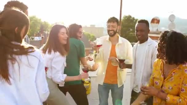 Młoda Zróżnicowana Grupa Przyjaciół Ciesząca Się Letnią Imprezą Tarasie Dachu — Wideo stockowe
