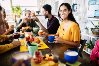 Genç bir grup öğrenci kahvaltlarını kahve dükkanında yapıyorlar. İnsanlar, yiyecek ve içecek konsepti