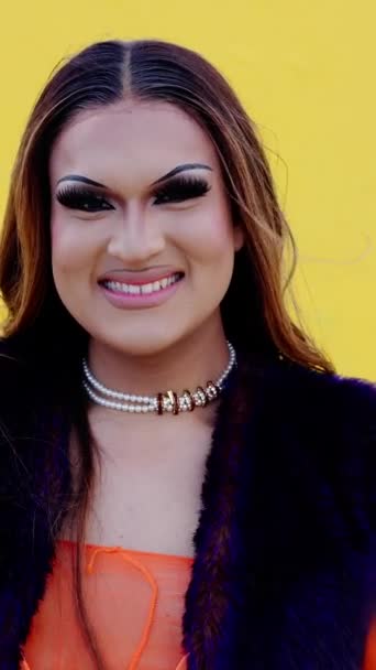 Retrato Vertical Una Joven Drag Queen Lgbtq Aislada Sonriendo Cámara — Vídeos de Stock