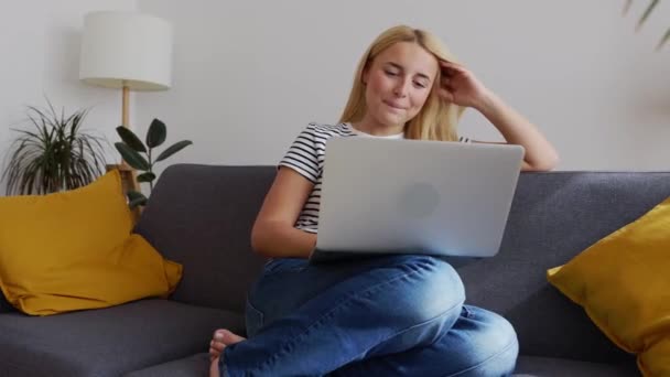 Heureuse Jeune Étudiante Utilisant Ordinateur Portable Relaxant Sur Canapé Confortable — Video