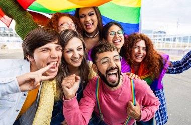 LGBT topluluğundan insanlar gökkuşağı bayrağıyla eşcinsel onur gününü kutluyorlar. Eşcinsel ve lezbiyen insan kavramı.
