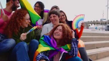 LGBT onur festivali gününü birlikte kutlayan mutlu bir gey grubu. LGBTQ topluluk kavramı