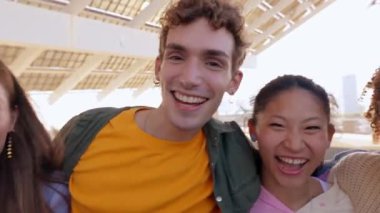 Genç insanlar kameraya gülümseyip dışarıda birbirlerine sarılıyorlar. Bin yıllık arkadaşlarla arkadaşlık ve gençlik kavramı şehir sokaklarına gülüyor..