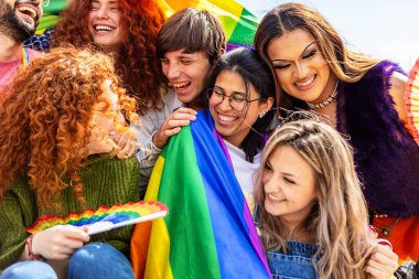 LGBT topluluğundan insanlar gökkuşağı bayrağıyla eşcinsel onur gününü kutluyorlar. Eşcinsel ve lezbiyen insan kavramı.