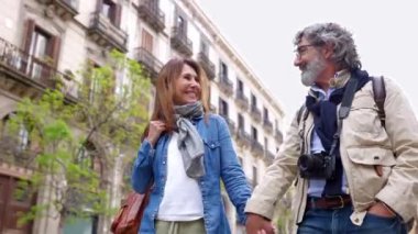 Barselona 'da yaz tatilinin tadını çıkaran kıdemli turist çifti. Seyahat ve tatil yaşam tarzı kavramı.