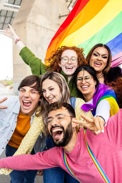 Gay Onur Günü Festivali 'ni kutlayan bir grup genç gay. LGBT topluluk kavramı