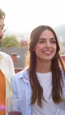 Ev partisinde kırmızı şarapla tezahürat yapan bir grup çok ırklı genç arkadaşın dikey HD videosu. Milenyum halkı yazın terasta akşam yemeğinin tadını çıkarıyor. Arkadaşlık ve gençlik kavramı.