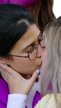 Lezbiyen çift, eşcinsel onur festivali kutlaması sırasında öpüşüyor. LGBT gençlik toplumu kavramı. 
