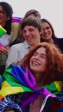 LGBT onur festivali gününü kutlayan mutlu eşcinsellerin dikey HD videosu. LGBTQ topluluk kavramı