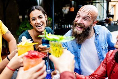 Genç bir grup mutlu arkadaş bar terasında kokteyl içiyor. Yaz tatilinde, çeşitli gençler yaz partisinin keyfini çıkarıyorlar..