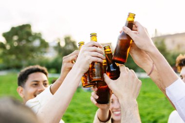 Mutlu genç arkadaşlar yaz partisinde bira eşliğinde tezahürat yapıyorlar. Gençlik ve içecek konsepti.